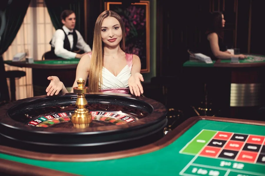 Meja permainan live dengan suasana kasino modern